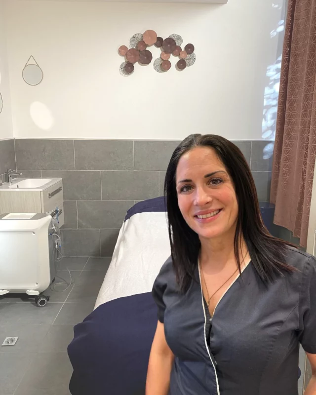 ✨ Découvrez Laurence, esthéticienne passionnée au Centre Thetys Antibes ! ✨

💆‍♀️ Depuis combien de temps chez Thetys ?
Je fais partie de l’équipe Thetys Antibes depuis 11 ans. Cela fait 25 ans que je travaille dans le domaine de l’esthétique, et toujours dans le même local, ici à Antibes.

🌟 Pourquoi avoir choisi l’esthétique et les nouvelles technologies ?
Quand Élodie et Alexandre ont commencé à intégrer les nouvelles technologies, juste avant le Covid, nous faisions encore du spa. Puis la demande a évolué, et on s’est consacré à 100 % aux soins technologiques.
J’ai eu l’impression de commencer un nouveau métier, passionnant, où l’on peut améliorer la qualité de peau naturellement, sans chirurgie. Ce que j’aime profondément, c’est le contact humain et le bien-être que l’on peut offrir à chaque cliente 💖

🤝 Ce que j’aime le plus dans mon métier ?
Sans hésiter, le contact avec mes clientes et la satisfaction de voir les résultats qu’on peut leur apporter ✨

💡 Un conseil pour ceux qui hésitent ?
Ce métier demande :
💫 de la patience
🫶 d’aimer les gens
🌸 d’aimer faire du bien
💼 d’aimer son métier
🤝 un esprit d’équipe
👂 et surtout, de l’écoute

🔑 Un mot qui me décrit ?
Passion 🔥

💖 Mon rituel beauté préféré ?
Le sérum, un incontournable pour une peau nourrie, équilibrée et lumineuse 🌿

⚡ Ma technologie coup de cœur ?
Le JetPeel 💨 : un soin doux et efficace pour booster l’hydratation, lisser le grain de peau et apporter un éclat instantané… tout en procurant un vrai moment de détente !

📍 Retrouvez-moi au Centre Thetys Antibes pour un accompagnement sur-mesure, naturel et profondément humain 🌺

#centrethetys #antibes #jetpeel #estheticiennepassionnee #technologieesthetique #bienetre #contacthumain #rituelbeaute #soinvisage #expertisepeau #thetysantibes