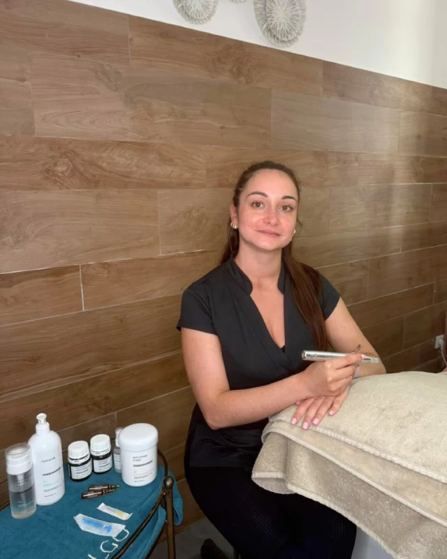 ✨ Découvrez Marine, esthéticienne passionnée au Centre Thetys Cannes ! ✨

💆‍♀️ Depuis combien de temps chez Thetys ?
Après une première expérience que j’ai beaucoup appréciée, j’ai retrouvé l’équipe chaleureuse et dynamique depuis 4 mois et je m’épanouis chaque jour dans cet environnement bienveillant et innovant.

🌟 Pourquoi avoir choisi l’esthétique et les nouvelles technologies ?
L’esthétique est pour moi l’équilibre parfait entre le soin, la relation humaine et l’innovation. Accompagner chacun·e, révéler sa beauté naturelle et obtenir des résultats durables grâce aux technologies me passionne. Se former aux dernières techniques, personnaliser les protocoles et rester à l’écoute rendent ce métier vivant et motivant.

🤝 Ce que j’aime le plus dans mon métier ?
Tisser un lien de confiance avec chaque cliente : prendre soin d’elle, la voir gagner en confiance et repartir le sourire aux lèvres. J’apprécie aussi la diversité des soins et l’aspect technique qui évolue constamment.

💡 Un conseil pour celles et ceux qui hésitent ?
Osez pousser la porte ! Ici, tout est pensé pour que vous vous sentiez à l’aise : bienveillance, professionnalisme et écoute. Votre bien-être est notre priorité, sans jugement.

🔑 Un mot qui me décrit ?
Spontanée et authentique : j’aime créer des liens naturels et répondre avec justesse à vos besoins.

💖 Mon rituel beauté préféré ?
Un nettoyage minutieux matin et soir avec les produits Thalgo – l’Écume d’eau puis la Lotion tonique – pour une peau fraîche, nette et revitalisée.

⚡ Ma technologie coup de cœur ?
Le Microneedling ✨ : il stimule en profondeur sans agresser, booste le collagène, atténue imperfections, cicatrices et ridules, pour une peau plus lisse, lumineuse et régénérée. J’adore voir mes clientes se redécouvrir !

📍 Retrouvez-moi au Centre Thetys Cannes pour un accompagnement sur-mesure, alliant technologie et beauté naturelle. 🌸

#centrethetys #cannes #estheticienne #microneedling #technologieesthetique #thalgo #soinvisage #beauteenconfiance #bienetre