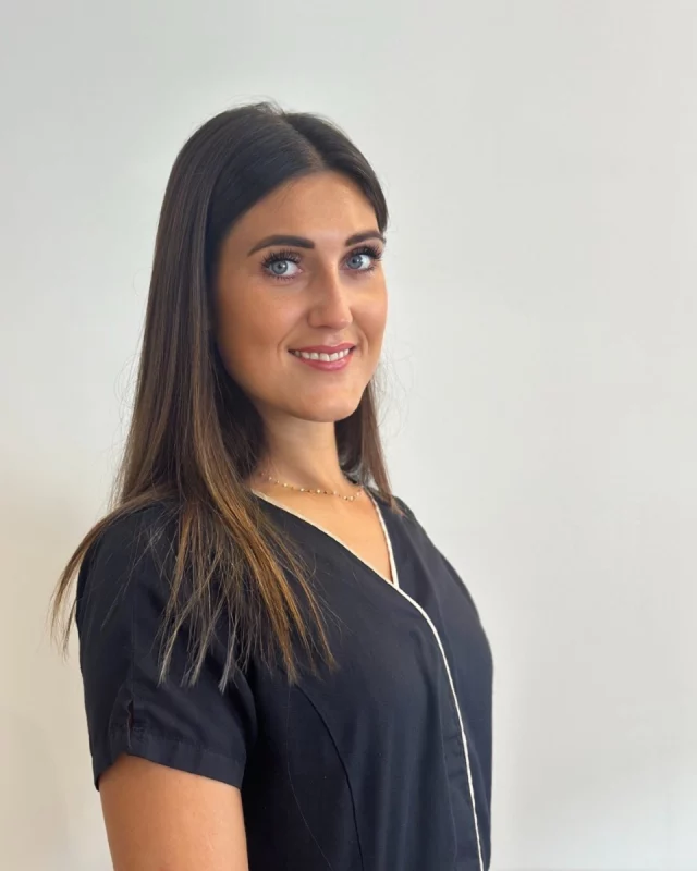 ✨ Découvrez Fanny, esthéticienne lumineuse au Centre Thetys Antibes ! ✨

💆‍♀️ Depuis combien de temps chez Thetys ?
Je fais partie de l’équipe Thetys Antibes depuis 4 mois. C’est une belle aventure qui me permet de m’épanouir chaque jour un peu plus, dans un cadre bienveillant et innovant 🌿

🌟 Pourquoi avoir choisi l’esthétique et les nouvelles technologies ?
Ce métier est pour moi l’équilibre parfait entre le soin, la technologie, et la relation humaine.
L’esthétique valorise la beauté naturelle de chacun, tandis que les nouvelles technologies offrent des résultats précis et durables. J’aime accompagner chaque personne dans son parcours beauté, lui redonner confiance… et la voir repartir avec le sourire 😊
C’est un métier profondément humain, en constante évolution, dans lequel je me sens pleinement à ma place.

🤝 Ce que j’aime le plus dans mon métier ?
Pouvoir offrir un véritable moment de bien-être, et voir mes clients repartir apaisés, confiants et souriants 🫶

💡 Un conseil pour ceux qui hésitent ?
Si tu aimes le contact humain, que tu es à l’écoute, et que tu veux apporter du bien-être et de la confiance aux autres, alors ce métier est fait pour toi ✨

🔑 Un mot qui me décrit ?
Je dirais que je suis une personne solaire et bienveillante, toujours à l’écoute et remplie d’énergie positive ☀️

💖 Mon rituel beauté préféré ?
👐 L’auto-massage du visage, pour stimuler la circulation et détendre les traits
💧 accompagné du sérum VIP 02 de Biologique Recherche, qui booste l’éclat et hydrate intensément la peau 🌸

⚡ Ma technologie coup de cœur ?
Le Microneedling ✨
Les résultats sont bluffants : une peau plus lisse, plus lumineuse et visiblement régénérée. C’est une vraie transformation.

📍 Retrouvez-moi au Centre Thetys Antibes pour une pause beauté et bienveillance 💆‍♀️🌿

#centrethetys #antibes #estheticiennepositive #microneedling #rituelbeaute #vip02 #biologiquerecherche #technologieesthetique #confianceensoi #beauteenprofondeur #thetysantibes